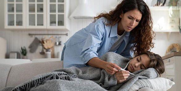 mãe a medir febre a filha