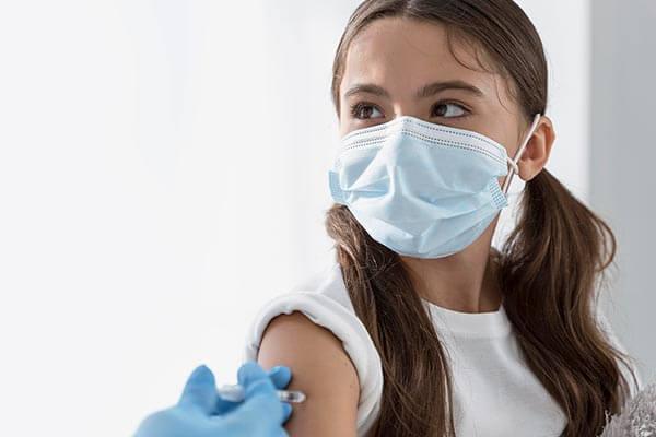 criança a ser vacinada contra a gripe
