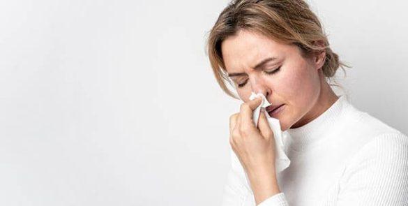 mulher com gripe e nariz entupido