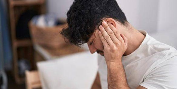 rapaz com gripe e ouvido entupido