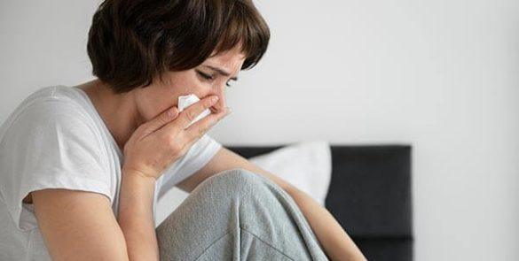 mulher com gripe a