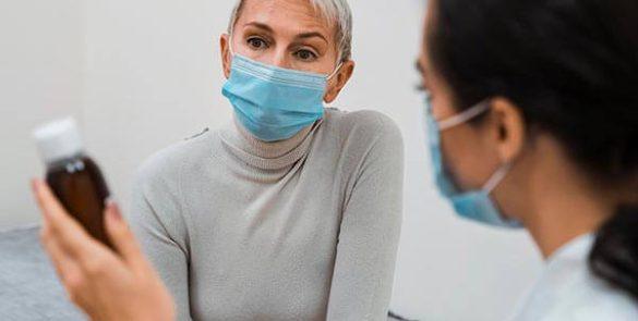 médica em consulta com paciente com gripe