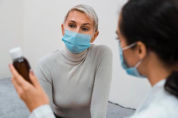 médica em consulta com paciente com gripe